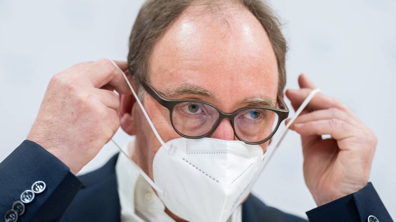 Gesundheitsminister Johannes Rauch ist sich sicher: „Wir werden im Herbst wieder Maske tragen.“ 