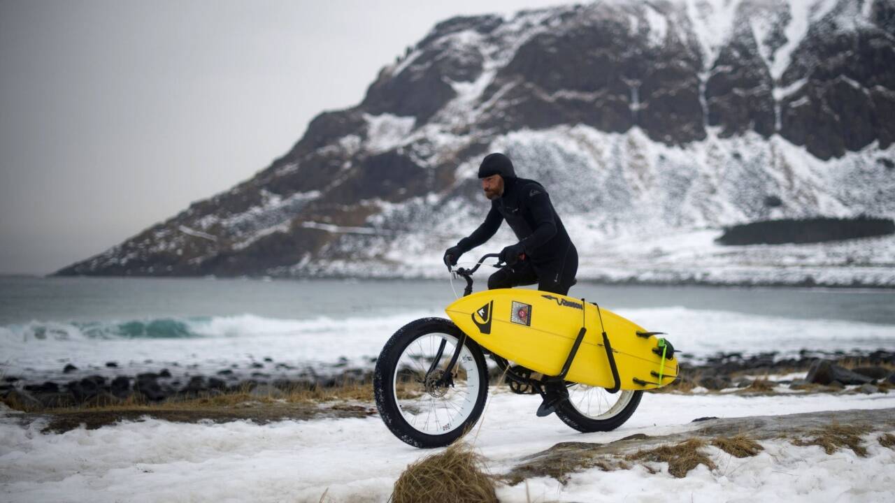Tom Carroll, eine Surferlegende aus den 1980er-Jahren, radelt zu den Stränden von Unstad, Norwegen. Fotografiert von Olivier Morin. <br /> 