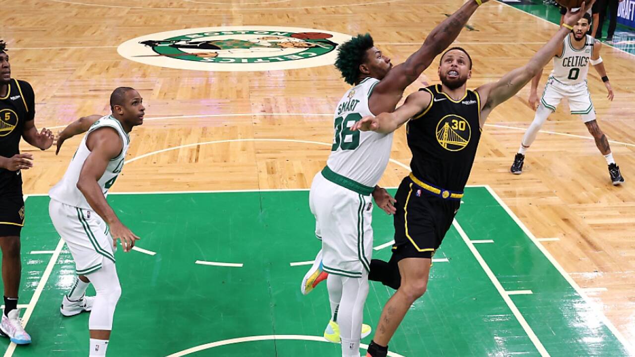 Marcus Smart (Nr. 36) verteidigte sein Territorium gegen Curry und Co. 