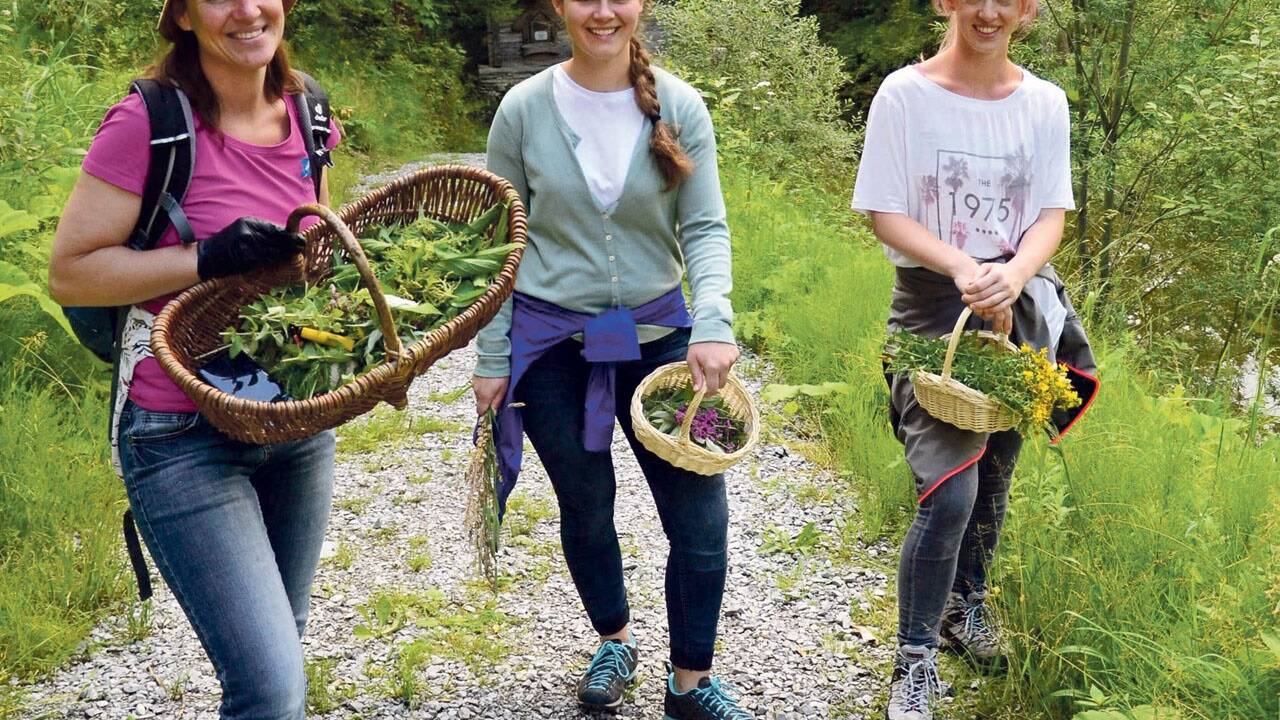 Johanniskraut, Rotklee und Schafgarbe sammelten Martina Egger, Maria Seiwald und Julia Steiner (im Bild v. l.) in der Taugl für ihren Kochworkshop. 