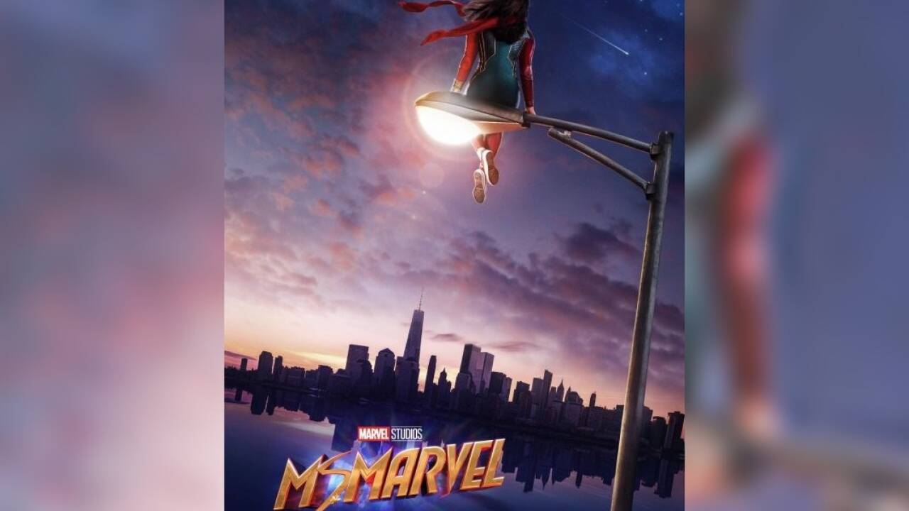 Das offizielle Plakat von „Ms. Marvel“. Das offizielle Plakat von „Ms. Marvel“.