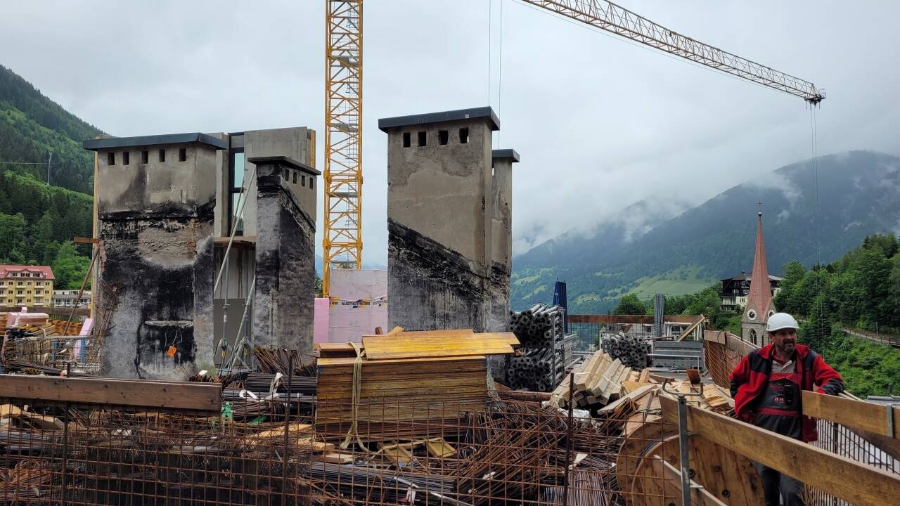 Am Altbau des Badeschlosses sind noch die Spuren des Brands von 2013 zu sehen. 