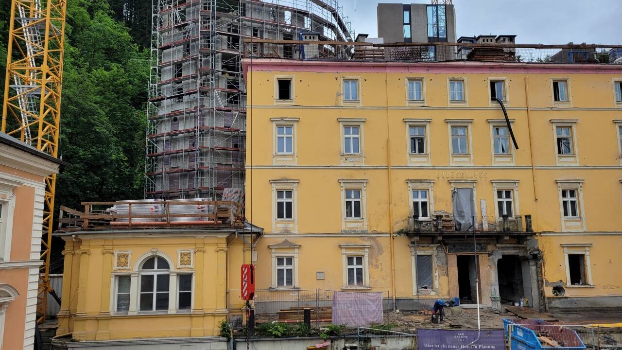 Hinter dem historischen Gebäude entsteht der neue Hotelturm. 