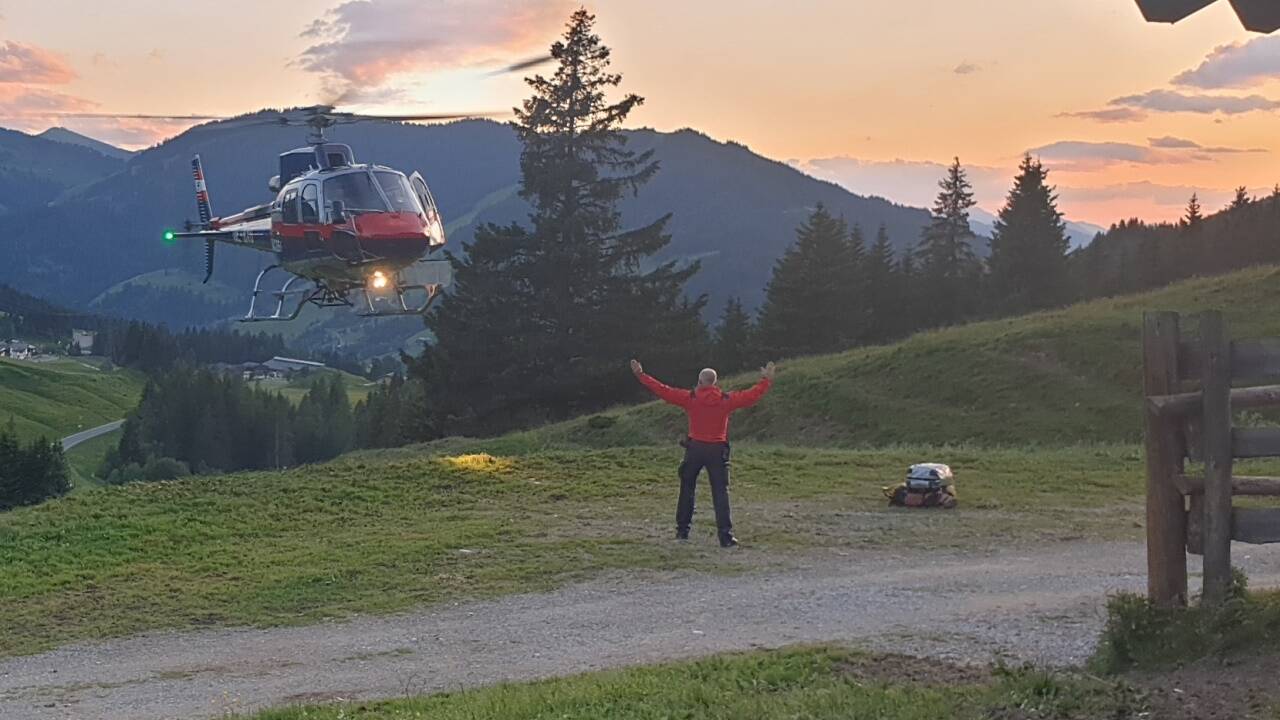 Mit Fahrradhelmen und Halbschuhen am Hochkönig: Der Polizeihubschrauber barg die Wanderer.  