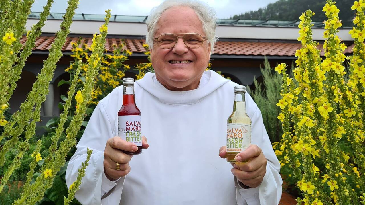 Pater Johannes Pausch mit seiner Kräuterlimonade. 