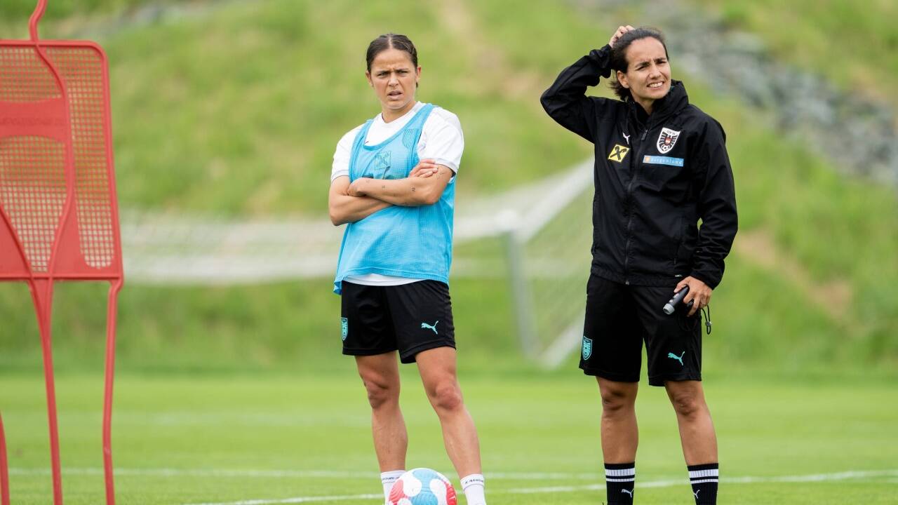 Laura Feiersinger mit Teamchefin Irene Fuhrmann. 