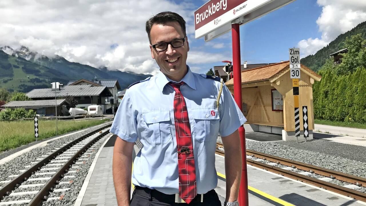 Thomas Oberkalmsteiner, der neue Dienststellenleiter der Pinzgauer Lokalbahn, freut sich über zwei generalsanierte Haltestellen im Raum Zell am See. Nummer drei folgt im Herbst. Thomas Oberkalmsteiner, der neue Dienststellenleiter der Pinzgauer Lokalbahn, freut sich über zwei generalsanierte Haltestellen im Raum Zell am See. Nummer drei folgt im Herbst.