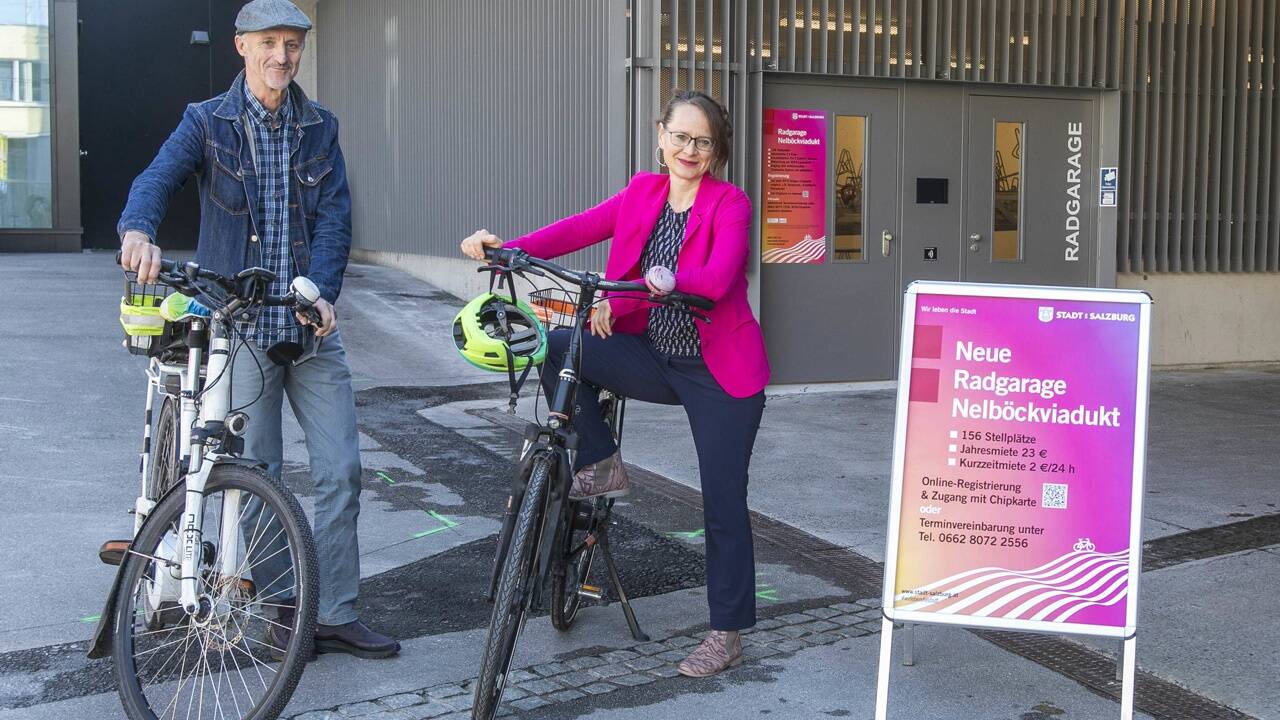 Der Salzburger Radverkehrskoordinator Peter Weiss mit Stadträtin Martina Berthold. 