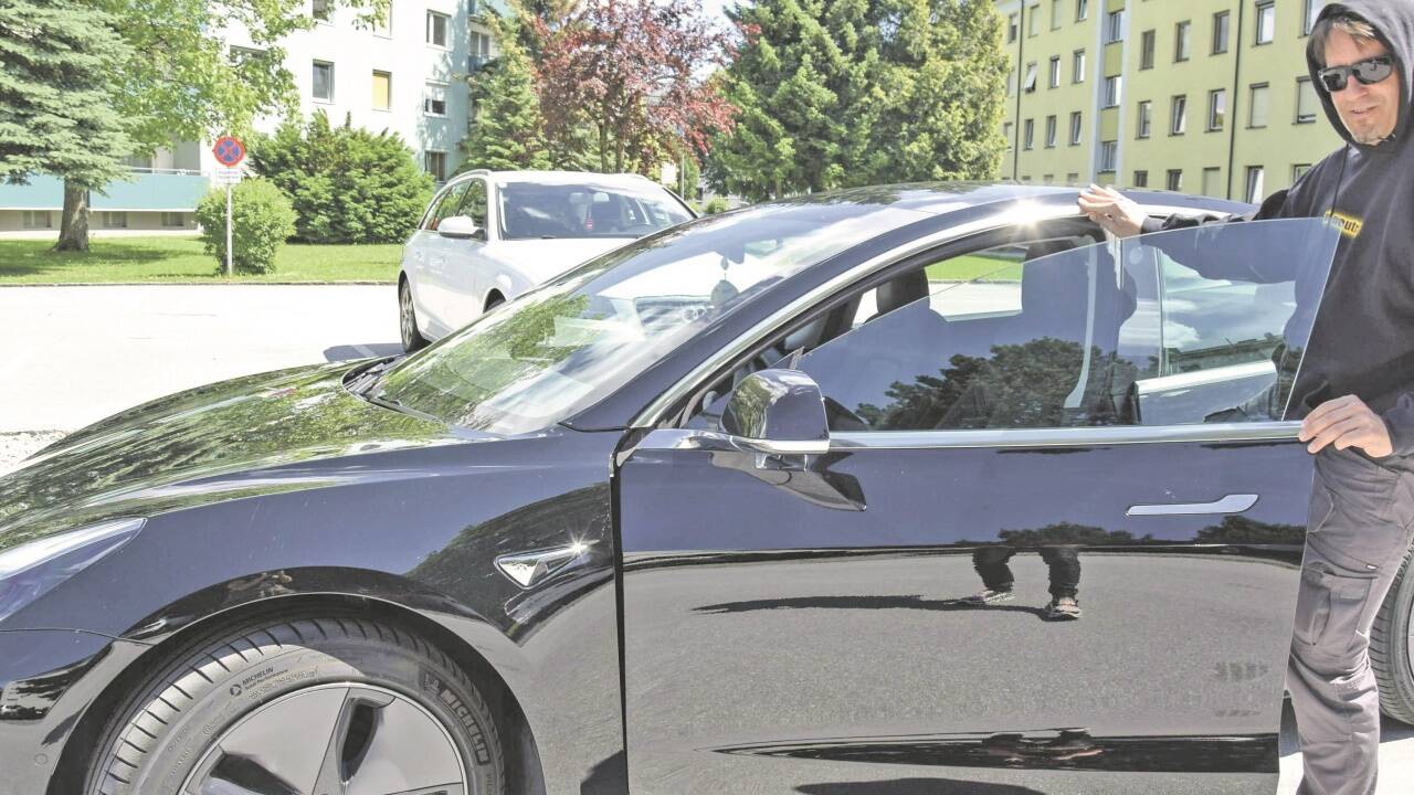 IT-Profi Martin Herfurt führt bei seinem eigenen Tesla vor, wie er die Software von Tesla austrickst.   IT-Profi Martin Herfurt führt bei seinem eigenen Tesla vor, wie er die Software von Tesla austrickst.