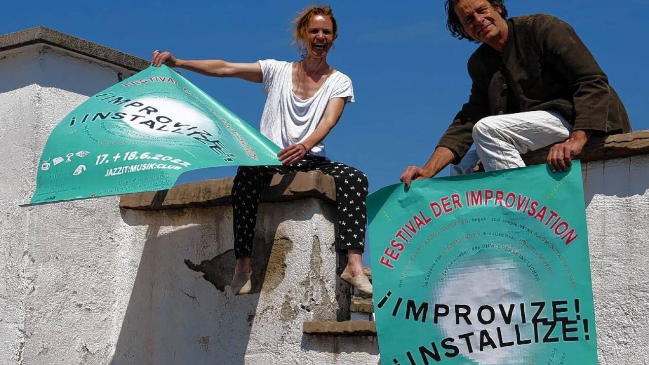 Alles ist improvisiert: Gudrun Plaichinger und Tobias Ott mit den Plakaten zum neuen Festival .  