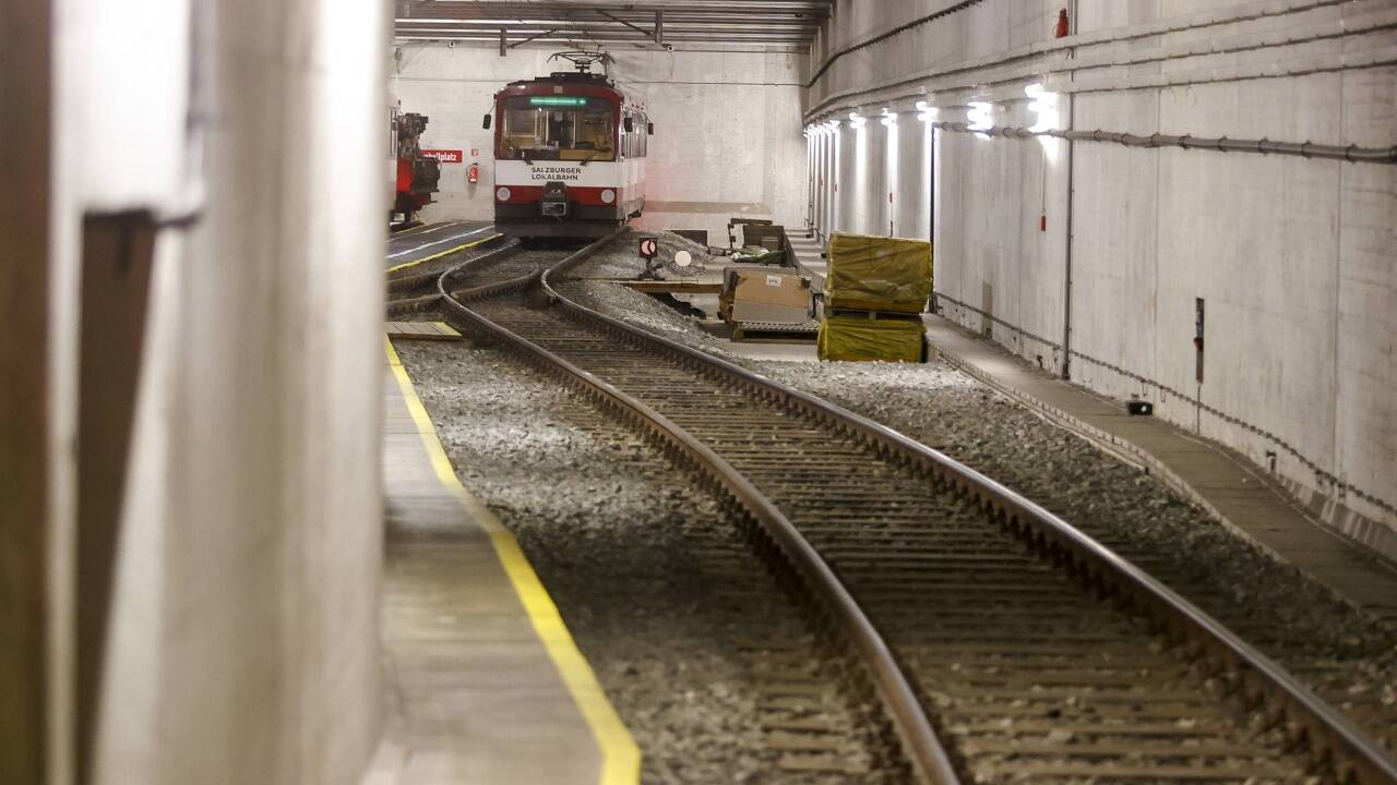 Die Lokalbahn endet derzeit beim Salzburger Hauptbahnhof. Von dort soll sie unterirdisch in einer ersten Etappe bis zum Mirabellplatz und in weiterer Folge bis zur Akademiestraße und weiter bis nach Hallein führen. Die Lokalbahn endet derzeit beim Salzburger Hauptbahnhof. Von dort soll sie unterirdisch in einer ersten Etappe bis zum Mirabellplatz und in weiterer Folge bis zur Akademiestraße und weiter bis nach Hallein führen.