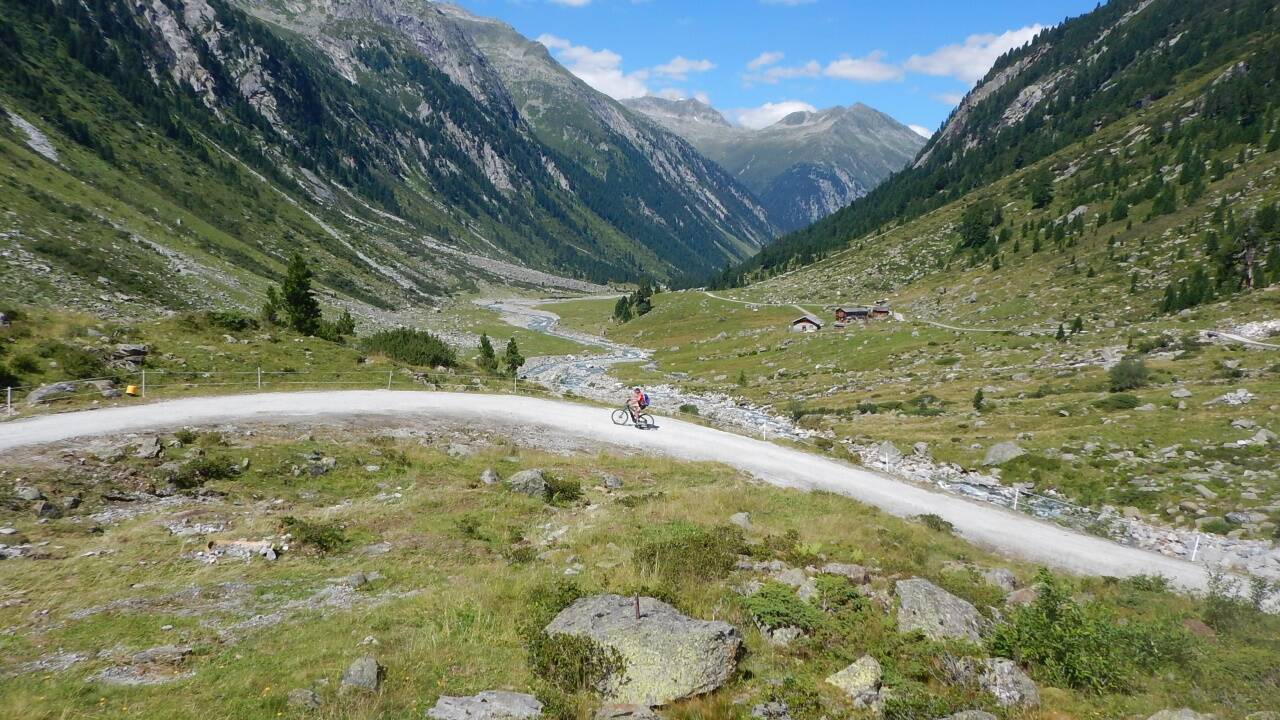 Nur die Schotterstraße, aber kein eigener Wanderweg führt ins Achental. Nur die Schotterstraße, aber kein eigener Wanderweg führt ins Achental.