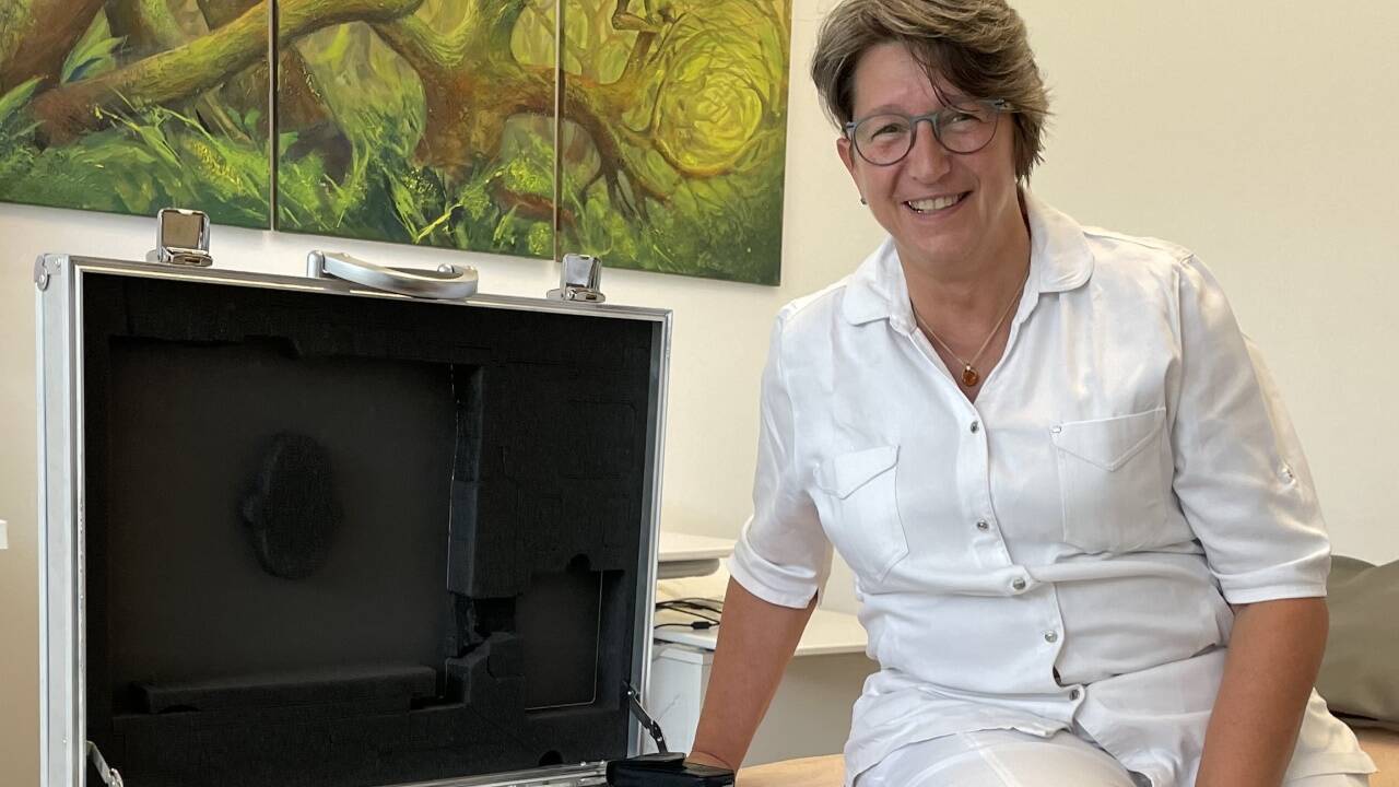 Neurologin Elisabeth Retter mit dem tragbaren Ultraschall, der in zwei Ordinationen im Einsatz ist. 