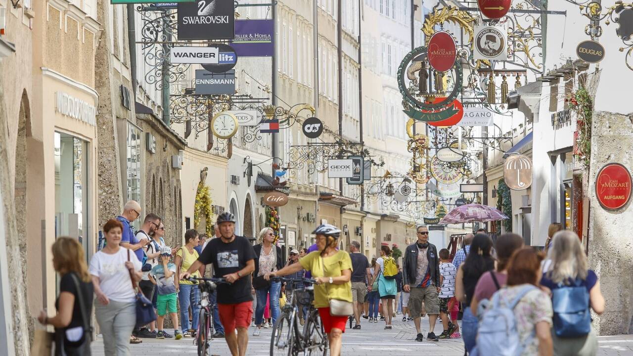 Die Getreidegasse ist wieder dicht besucht, zwischen den Geschäften gibt es aber immer wieder Lücken.  