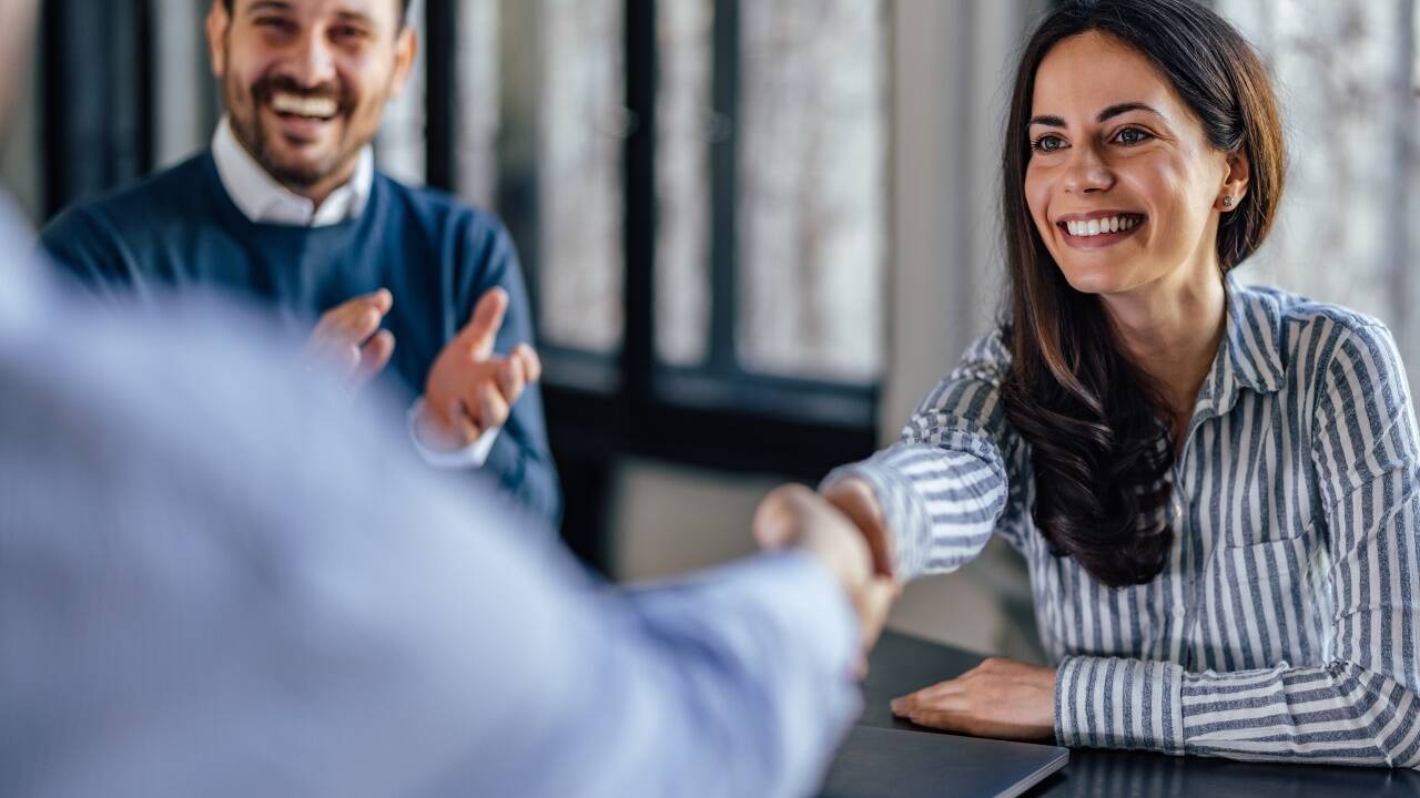 Am ersten Tag im neuen Job geht es vor allem auch um das Kennenlernen des eigenen Teams und der Vorgesetzten. 