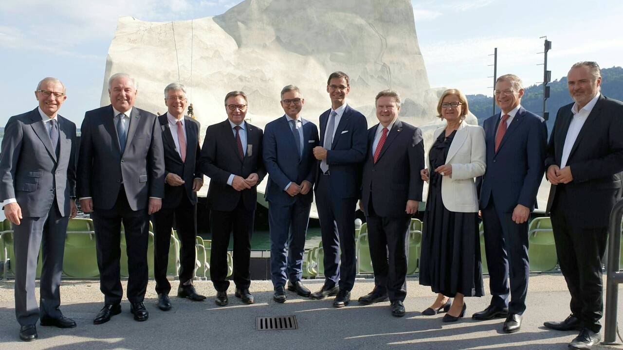 Ohne sie geht in Österreich nichts: Die Landeshauptleute. Von links: Wilfried Haslauer, Salzburg. Hermann Schützenhöfer, Steiermark. Peter Kaiser, Kärnten. Günther Platter, Tirol. Als zahlender Gast in der Mitte: Finanzminister Magnus Brunner. Markus Wallner, Vorarlberg. Michael Ludwig, Wien. Johanna Mikl-Leitner, Niederösterreich. Thomas Stelzer, Oberösterreich. Hans Peter Doskozil, Burgenland.  