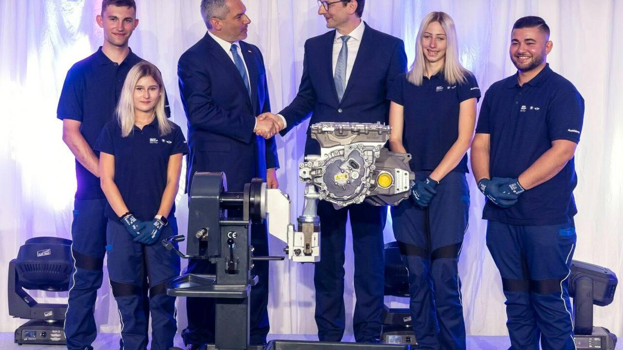 Bundeskanzler Karl Nehammer mit BMW-Produktionsvorstand Milan Nedeljkovic ć am Montag in Steyr.  