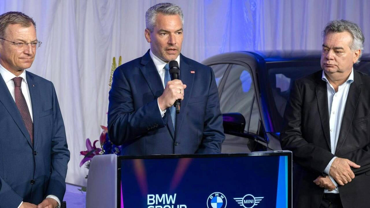  Gute Nachrichten: Landeshauptmann Thomas Stelzer, Bundeskanzler Karl Nehammer, Vizekanzler Werner Kogler.  