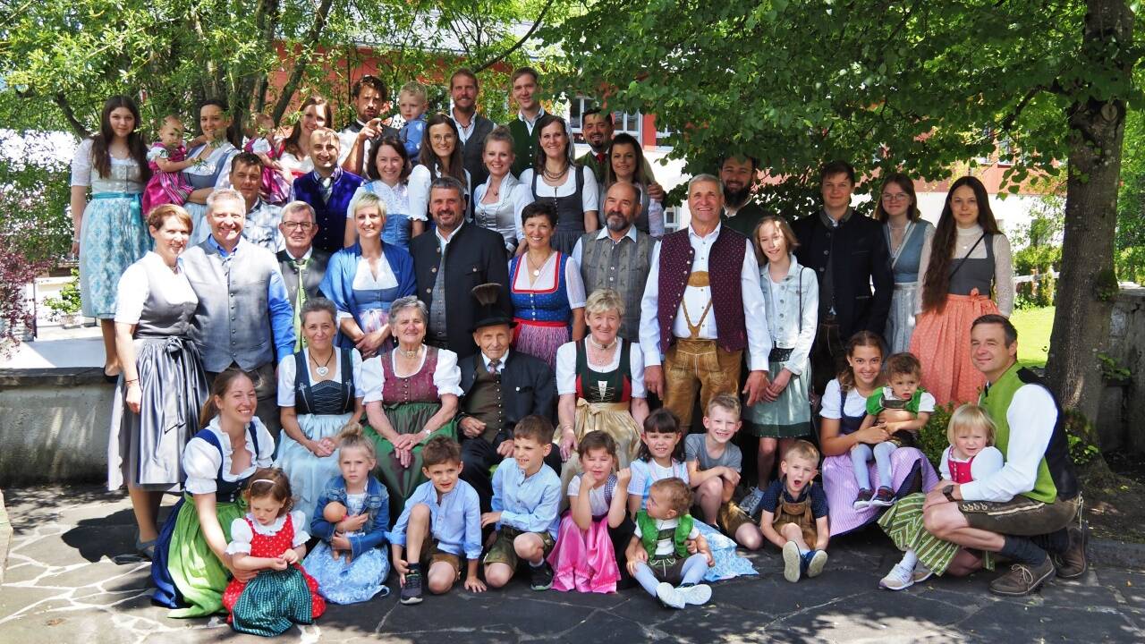 Die Familie von Maria und Georg Pölzleitner feierten im Kreise ihrer Familie die „eiserne Hochzeit“. 