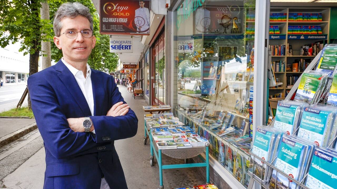 Buchhändler Christoph Steiner bangt um seine Filiale in der Bahnpromenade (Rainerstraße). Buchhändler Christoph Steiner bangt um seine Filiale in der Bahnpromenade (Rainerstraße).