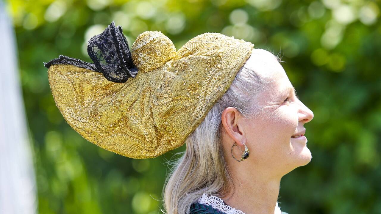 Die reich verzierte Goldhaube hat ihre Mutter selbst angefertigt.  