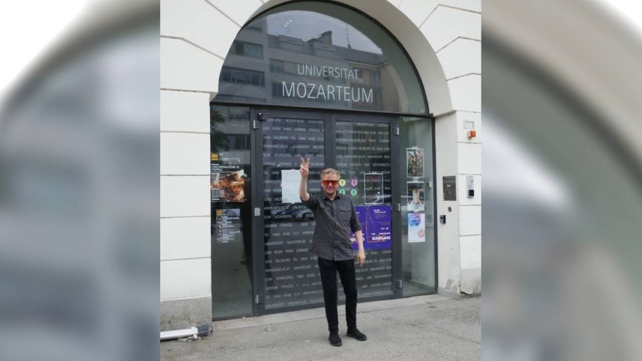 Ljawon Wolski vor dem Gebäude der Kunstuniversität Mozarteum in der Paris-Lodronstraße. Ljawon Wolski vor dem Gebäude der Kunstuniversität Mozarteum in der Paris-Lodronstraße.
