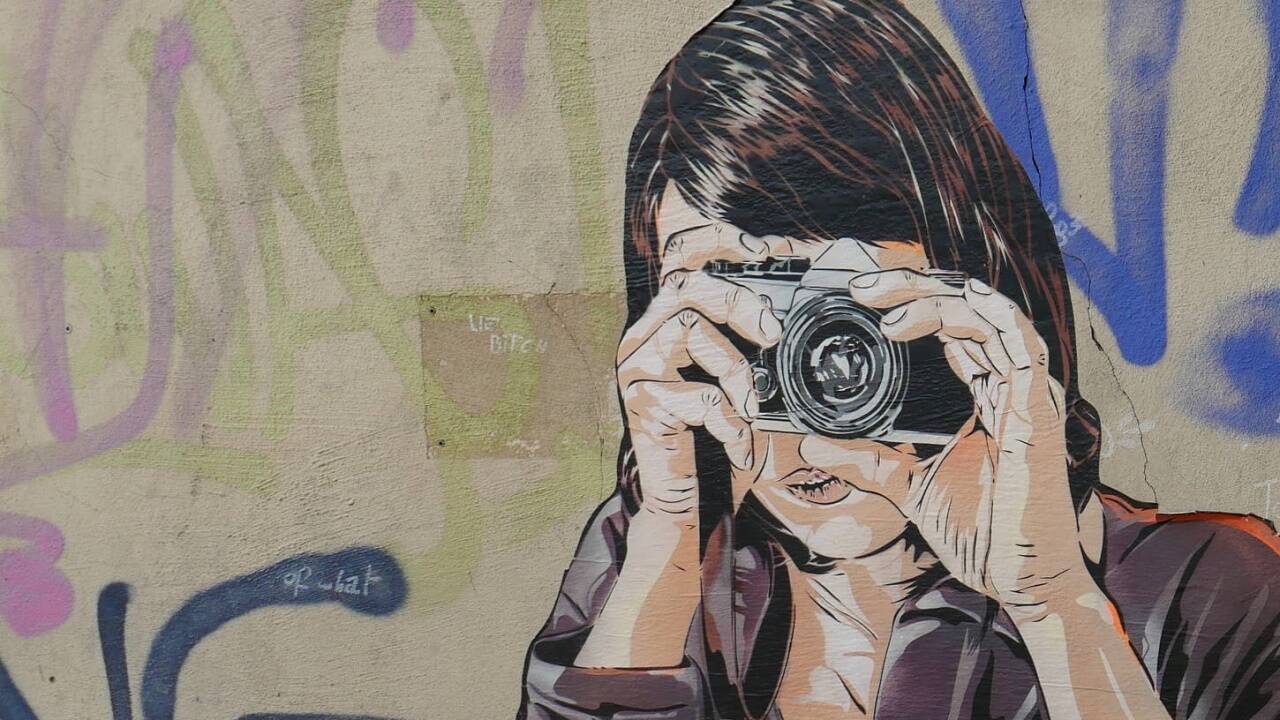 Die Fotografierende am Salzachkai.  