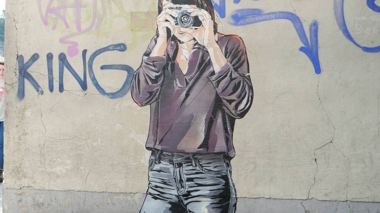 Die Fotografierende am Salzachkai.  