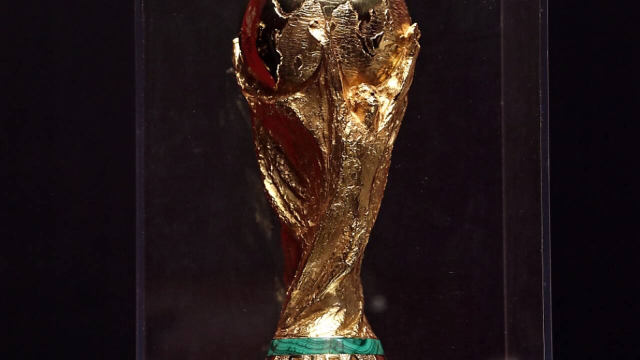 Um den WM-Pokal dürfen pro Mannschaft 26 Profis spielen 