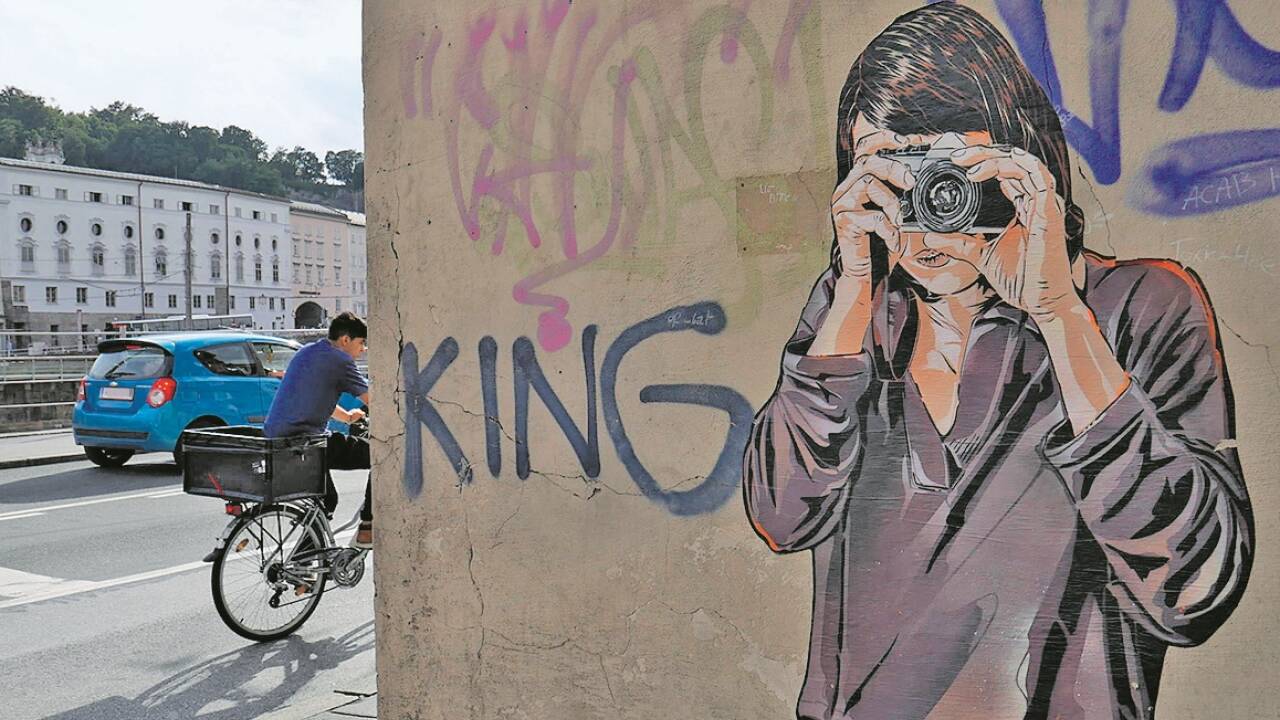 Die Fotografierende am Salzachkai.  