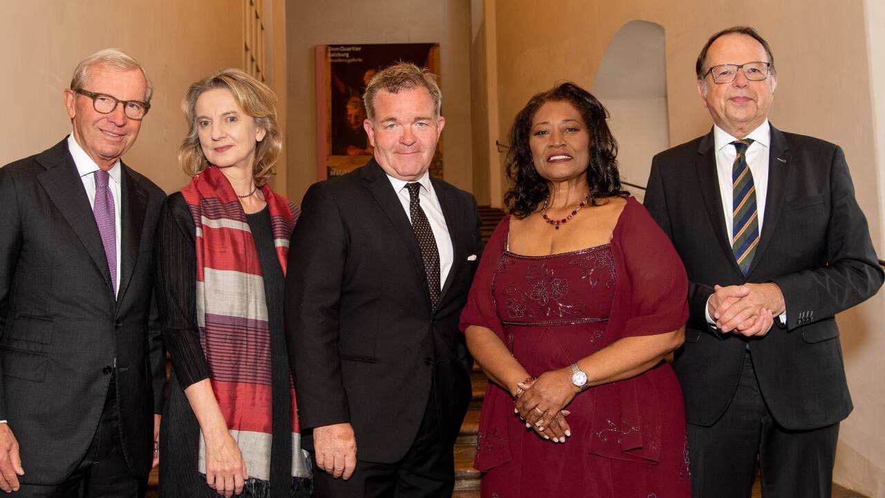 Foto v.l.n.r.: Landeshauptmann Wilfried Haslauer, Klarinettistin Sabine Meyer, Schauspieler Cornelius Obonya, Opernsängern Michèle Crider und Rektor Hendrik Lehnert 