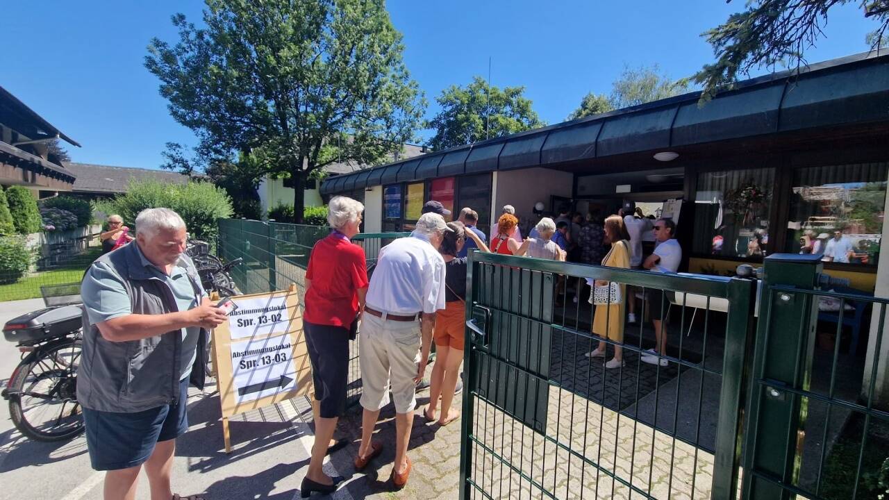 Vor dem Abstimmungslokal in Kleingmain bildete sich zu Mittag eine Schlange.  