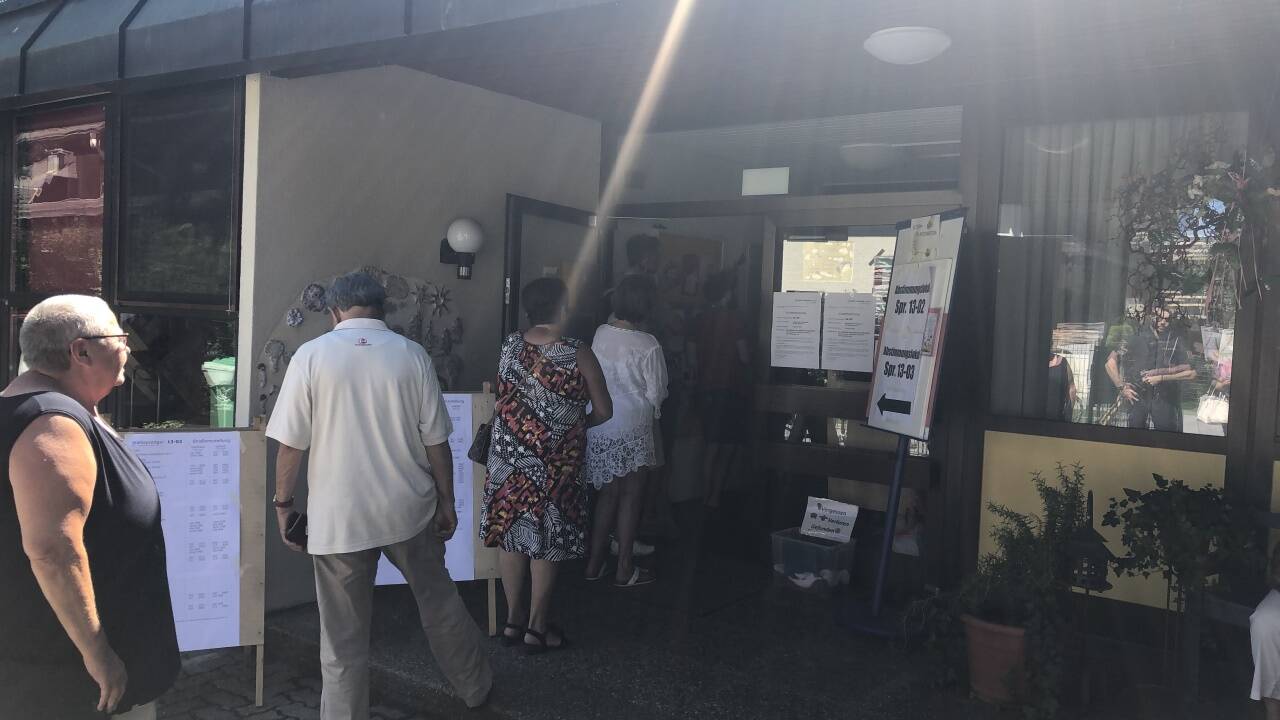 Auch in Salzburg-Süd warteten viele teils bis zu 25 Minuten, um ihre Stimme abgeben zu können.  