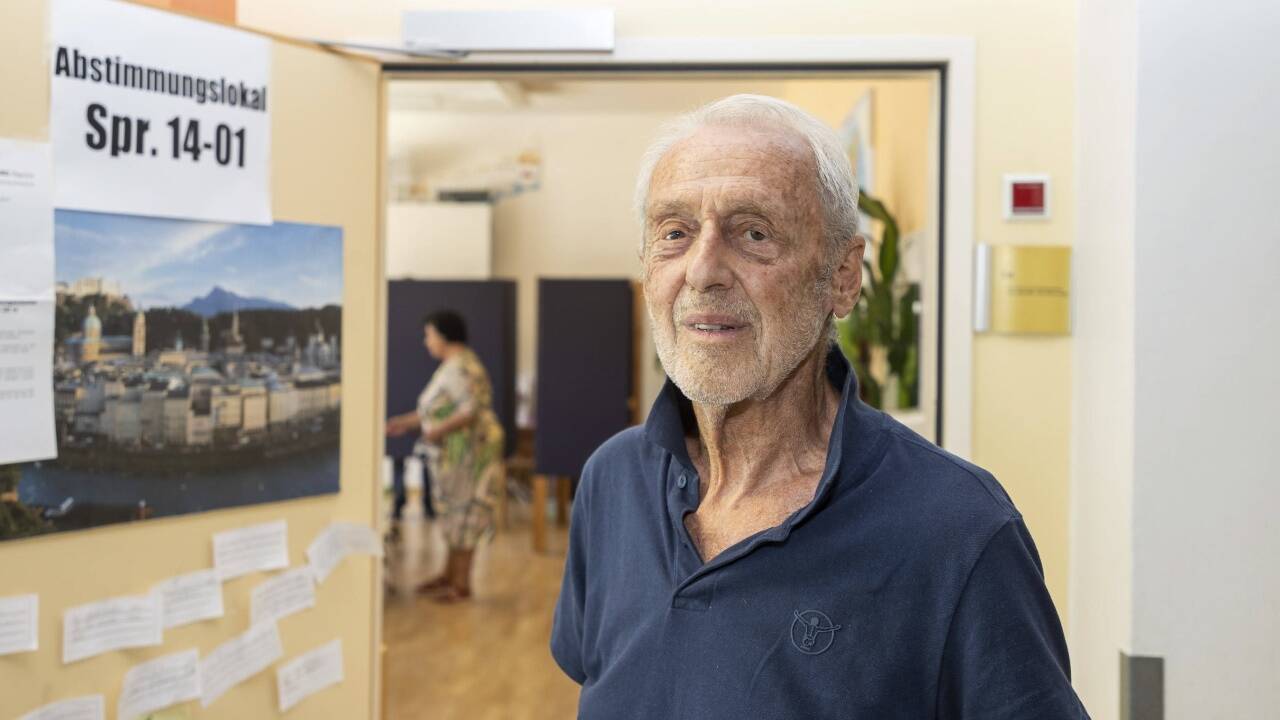 Roland Huber, Mitbegründer der Bürgerinitiative gegen den Ausbau der Garage, stimmte in Herrnau ab.  