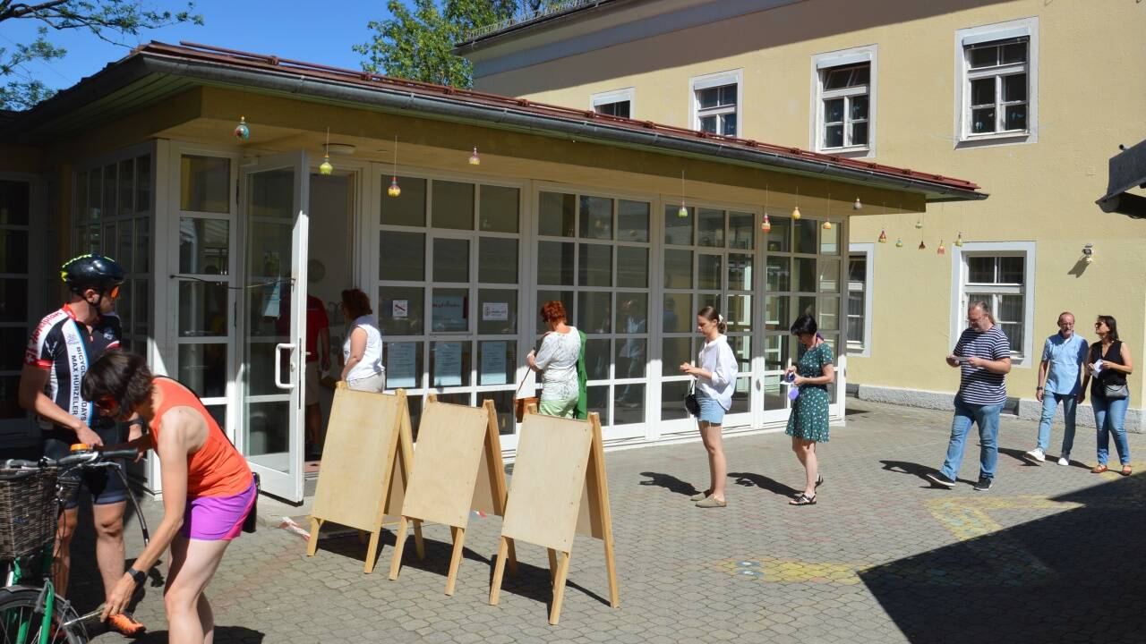 Vor dem Abstimmungslokal in Maxglan in der Volksschule 1 in der Siezenheimerstraße bildet sich drinnen und draußen am Vormittag eine Schlange.  