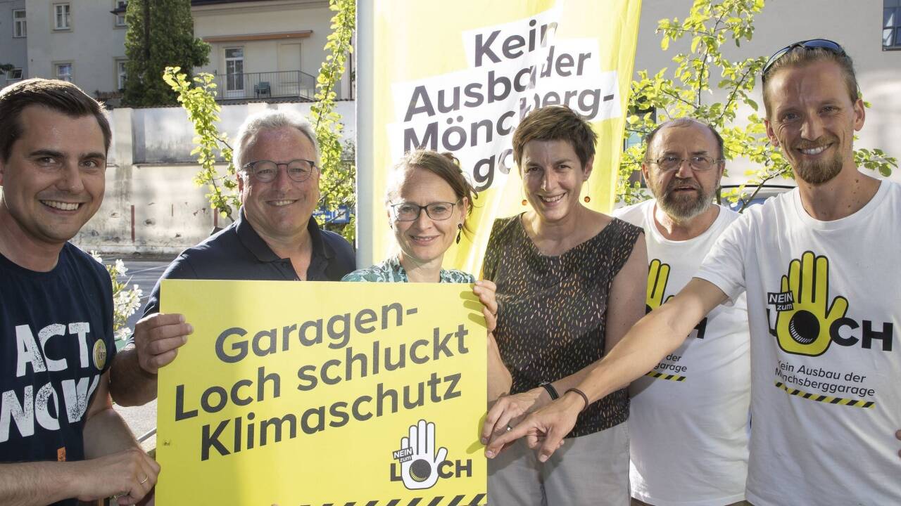 Auch die Grünen feierten mit: LAbg. Simon Heilig-Hofbauer, Parteichef Heinrich Schellhorn, Stadträtin Martina Berthold, NAbg. Astrid Rössler, Robert Müllner und Lukas Bernitz.  
