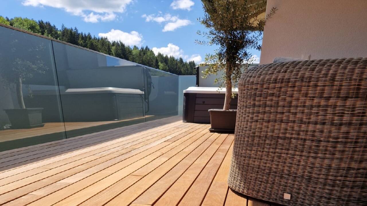Gemütliche Holzterrasse aus IPE Lapacho. 