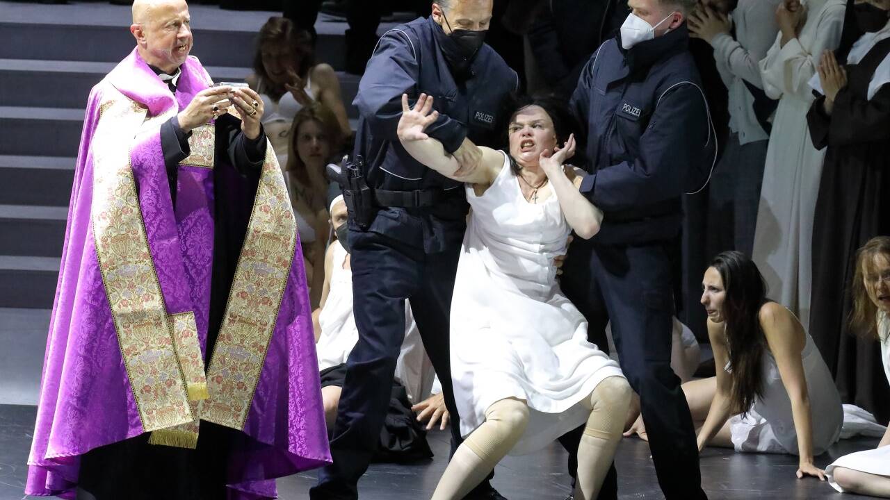 Martin Winkler als Vater Barré, Ausrine Stundyte als Nonne Jeanne 