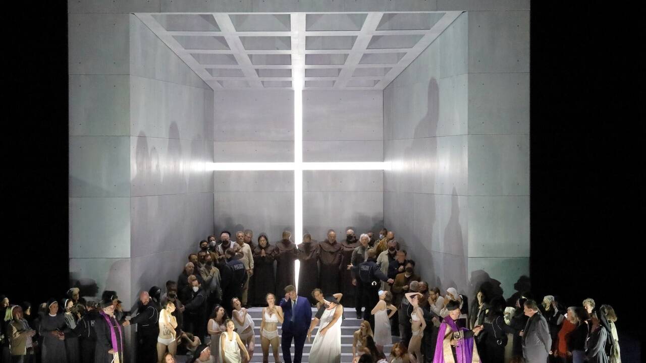 Ensembleszene aus „Die Teufel von Loudon“ 