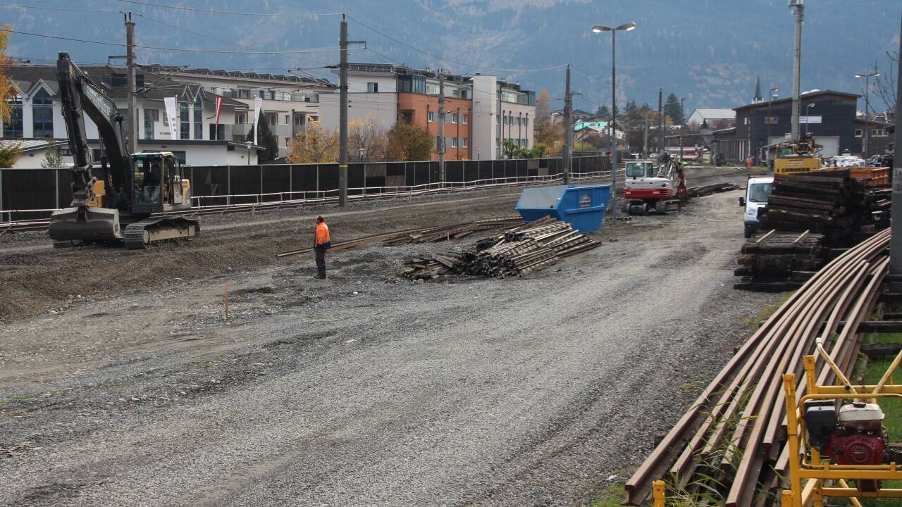 In diesem Bereich soll die Haltestelle entstehen. Rechts hinten die Werkstätte Tischlerhäusl der Lokalbahn. 