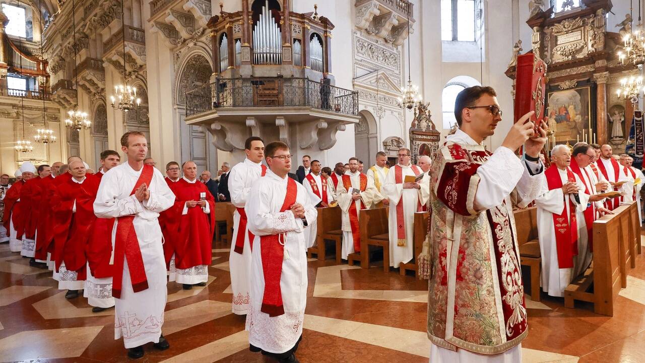 Am Festtag der Apostel Petrus und Paulus wurden im Dom zu Salzburg drei neue Priester geweiht. Am Festtag der Apostel Petrus und Paulus wurden im Dom zu Salzburg drei neue Priester geweiht.