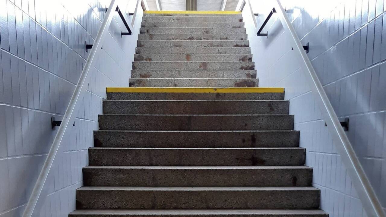 Mit einem Rollstuhl ist diese Treppe nicht zu überwinden. Auch bei einem Kinderwagen braucht man fremde Hilfe. 
