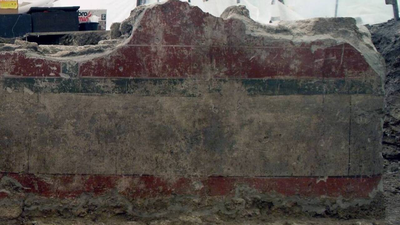 Als 2003 im 1. Hof der Neuen Residenz bei Umbau und Unterkellerung für das heutige Salzburg Museum eine bemalte Mauer aus Juvavum gefunden wurde, hieß es in Medien: „Vergleichbar Wertvolles ist nur in Pompeji zu sehen.“ Die Mauer ist nun im Salzburg Museum ausgestellt.  
