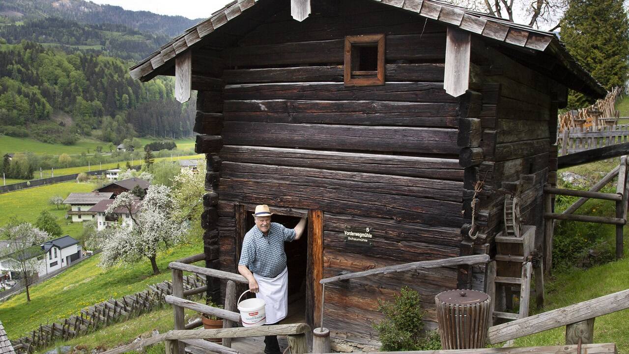 In der Vorderwegmühle zeigt Müller Josef Laubichler, wie Korn gemahlen wird. 