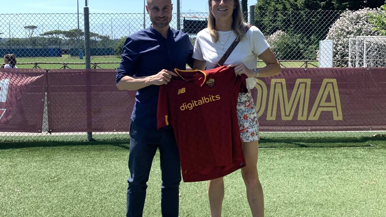 Felix Seidel mit Carina Wenninger nach der Unterzeichnung des Leihvertrags mit AS Roma.  