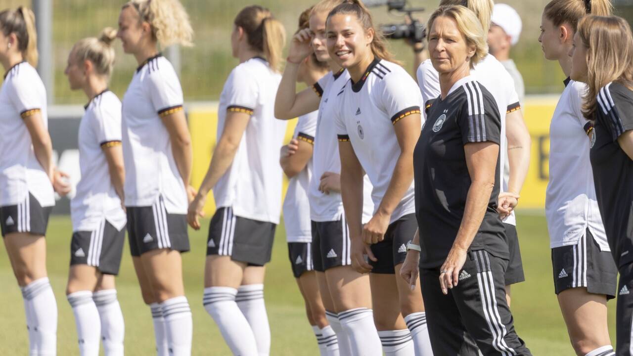 Bundestrainerin Martina Voss-Tecklenburg und ihre Spielerinnen.  