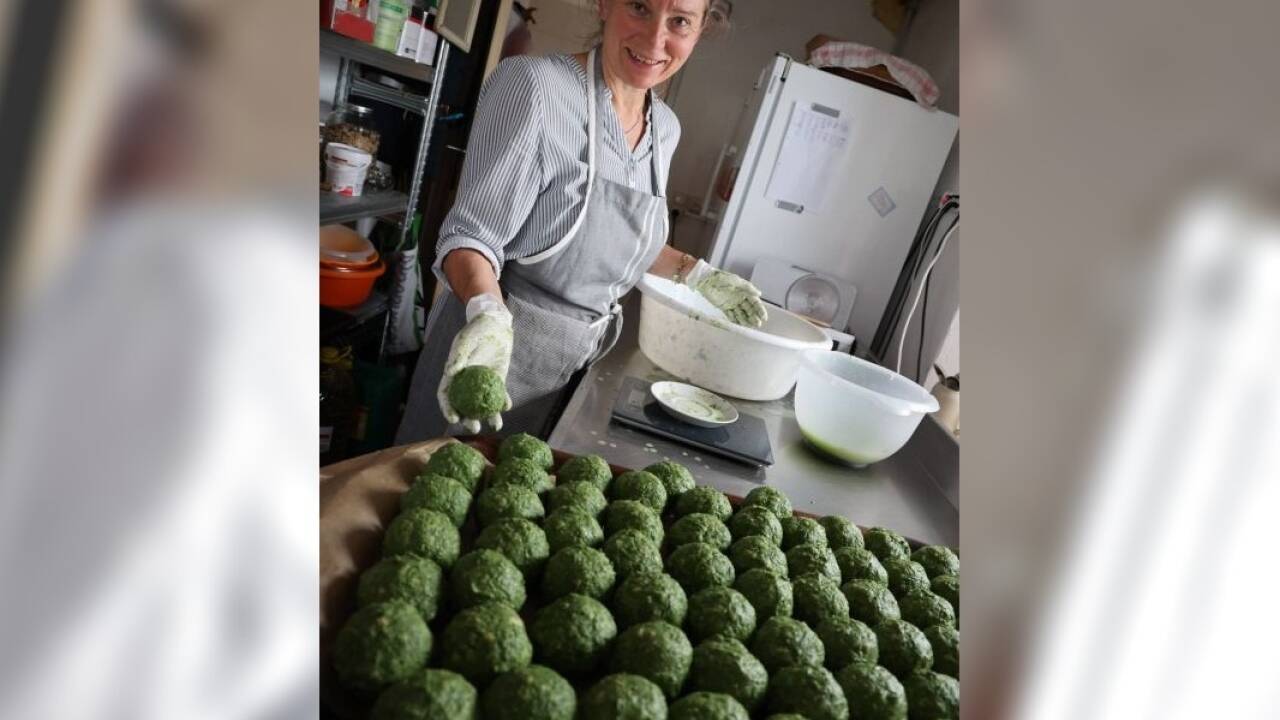 „Jeder Knödel muss zwischen 115 und 118 Gramm wiegen“, sagt Ingrid. 