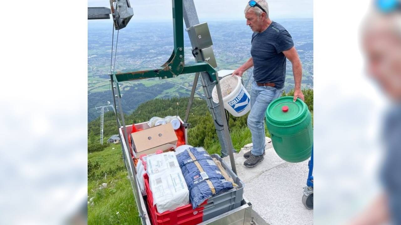 Anton beladet die Materialseilbahn mit Lebensmitteln. 