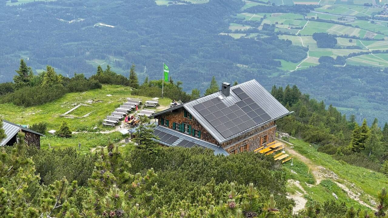 Das Zeppezauerhaus ist nach Moritz Zeppezauer benannt. Der Rechtsanwalt und Alpinist war erster Vorstand des Deutschen und Österreichischen Alpenvereins Sektion Salzburg.  