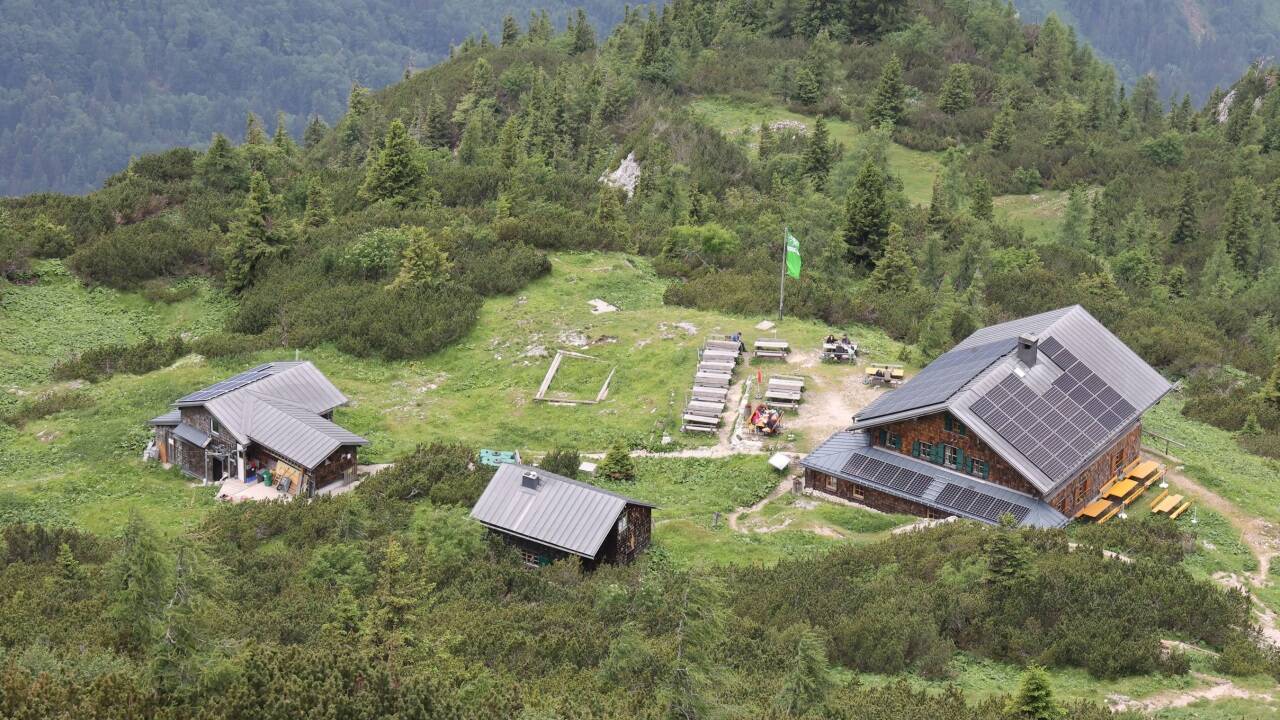 Das Zeppezauerhaus liegt in 1663 Metern Seehöhe unterhalb des Geierecks auf der Nordseite des Untersbergs. 
